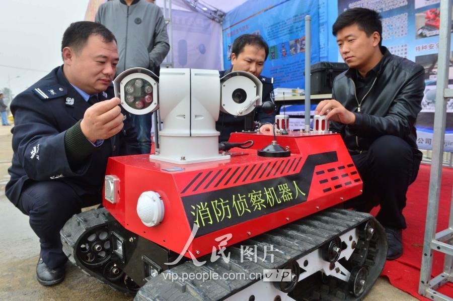 北京凌天攜消防滅火機(jī)器人、偵查機(jī)器人助力人全國(guó)危化品應(yīng)急救援