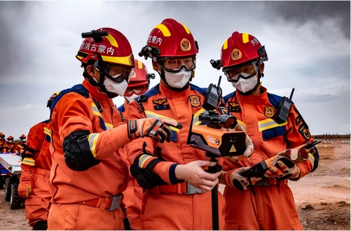 1757043504631110.jpg 內(nèi)蒙古消防開展“北疆藍(lán)光·2025”全區(qū)消防救援隊伍地震災(zāi)害救援實戰(zhàn)拉動演練.jpg