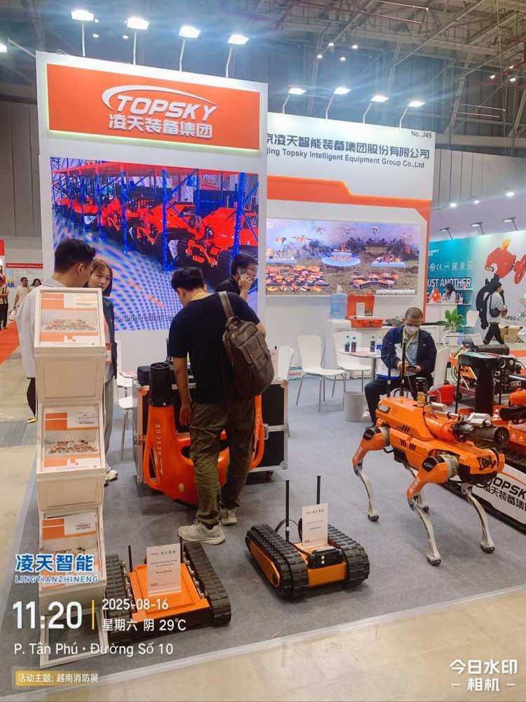 1762142357525584.jpg 機(jī)器人 水上飛翼 機(jī)器狗展會.jpg