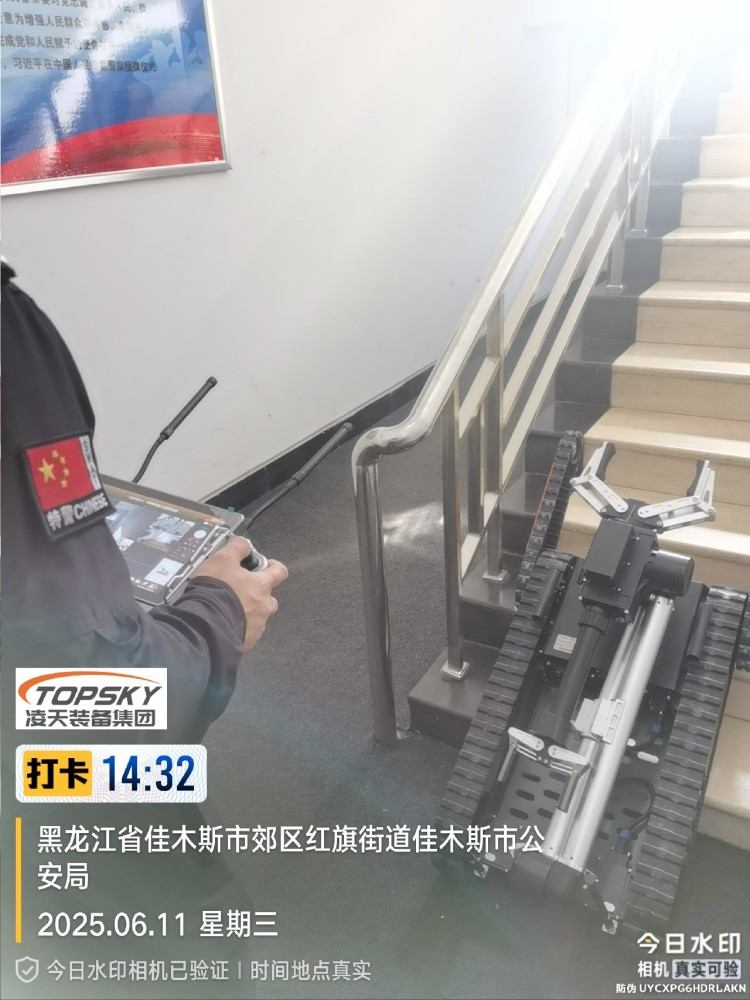 1762150682994655.jpg 排爆機(jī)器人單擺臂驗(yàn)收.jpg