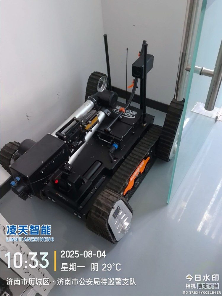 1762154996318648.jpg 雙擺臂排爆機(jī)器人驗(yàn)收.jpg